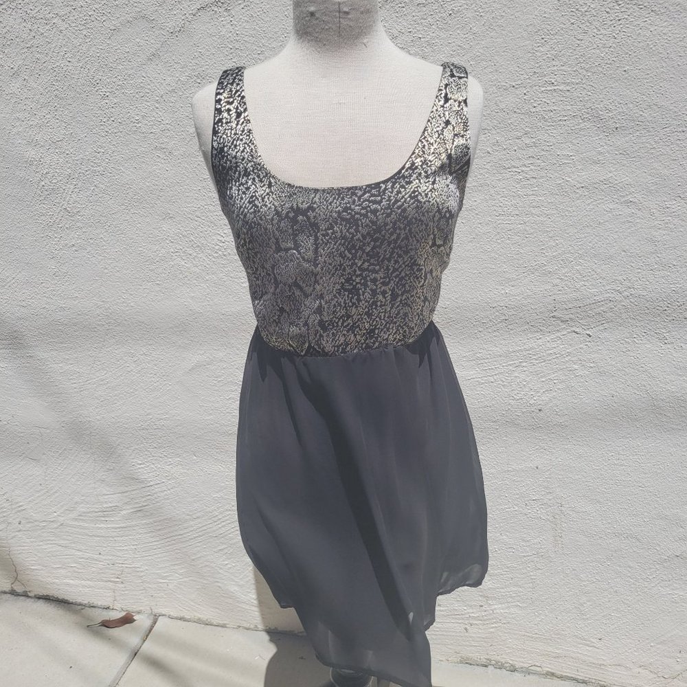 Peppermint Sleeveless Black And Sliver open side's knee-length dress Size Small